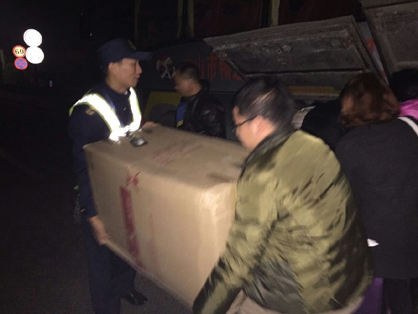 执法人员帮乘客搬运行李